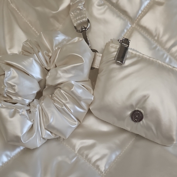 Elegant White Quilted Shoulder Bag - Picture 3 of 6